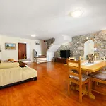 Anthony With 3 Bedroom And Private Pool Near Umag *