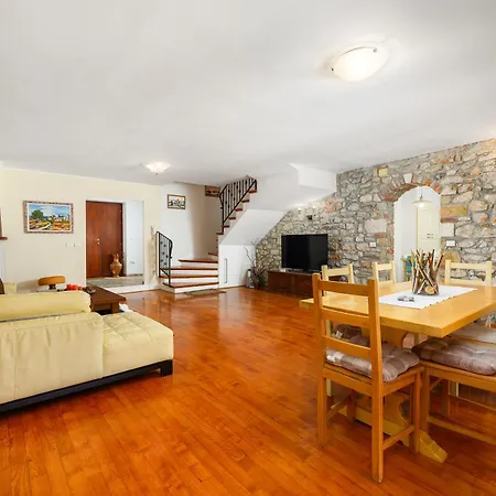 Anthony With 3 Bedroom And Private Pool Near Umag *