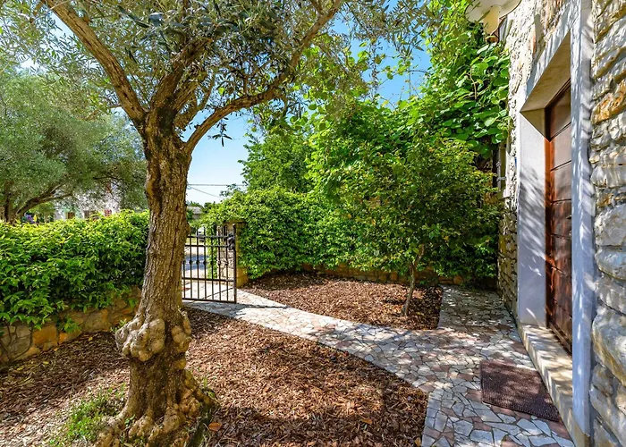 Anthony With 3 Bedroom And Private Pool Near Umag